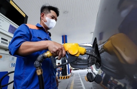 Retail fuel prices cut from May 14 afternoon